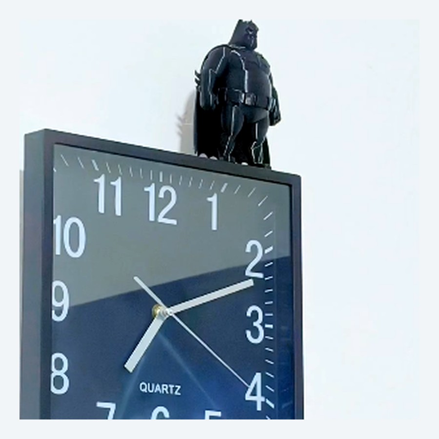 Figura de Batman sobre un reloj de pared
